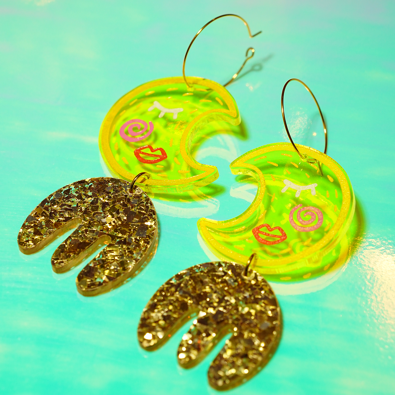 Sleepy moon acrylic earrings (gold)