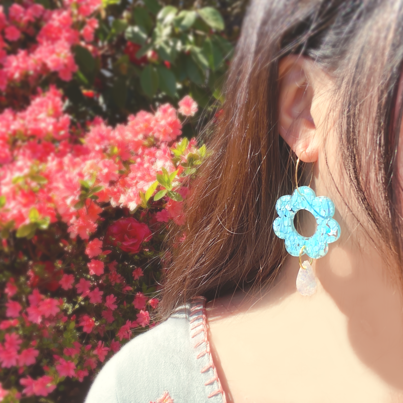 Resin flower drop earrings shell blue