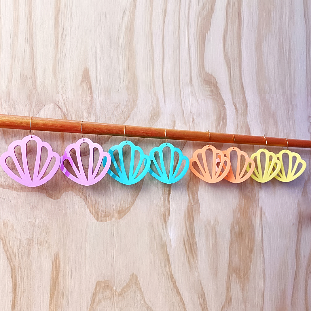 Scallop shell cutout hoop earrings (orange fizz)