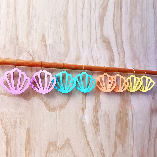 Scallop shell cutout hoop earrings (orange fizz)