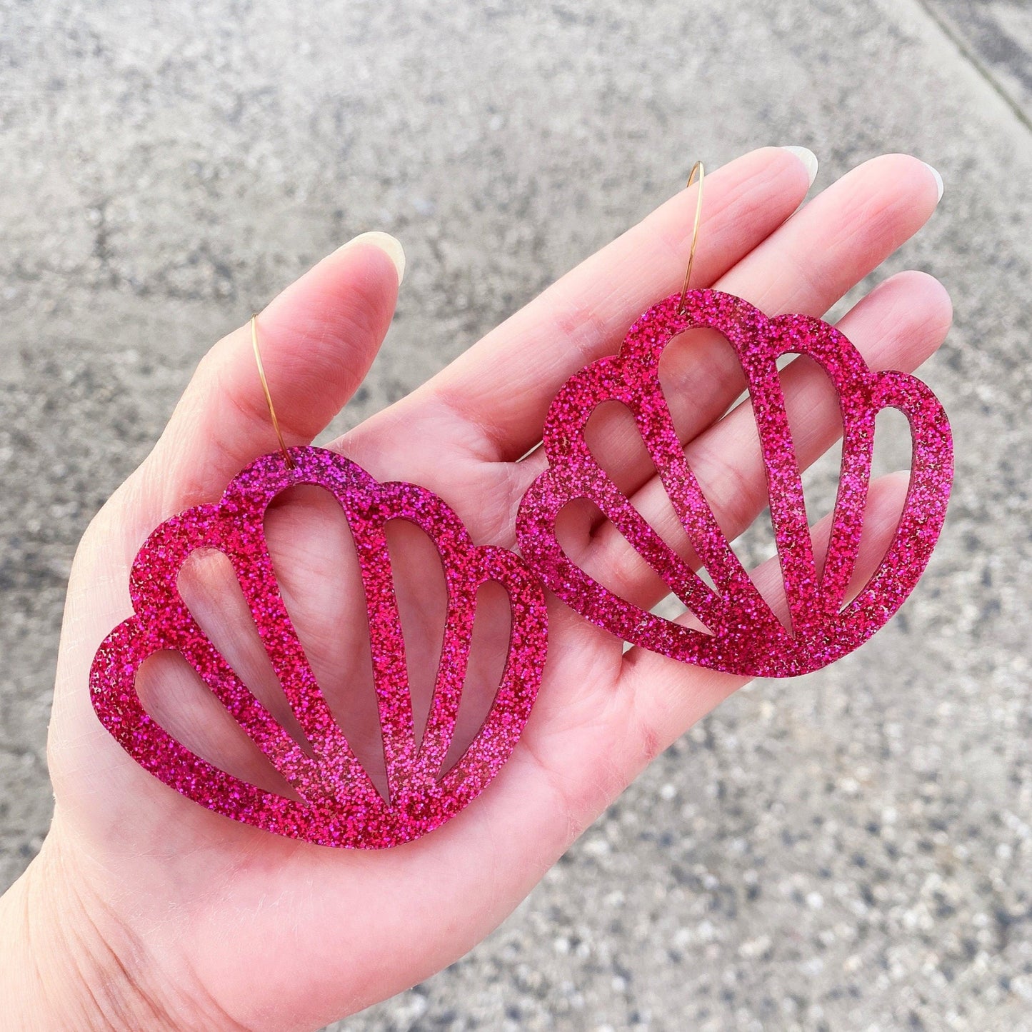 Scallop shell cutout big hoop earrings (purple glitter)