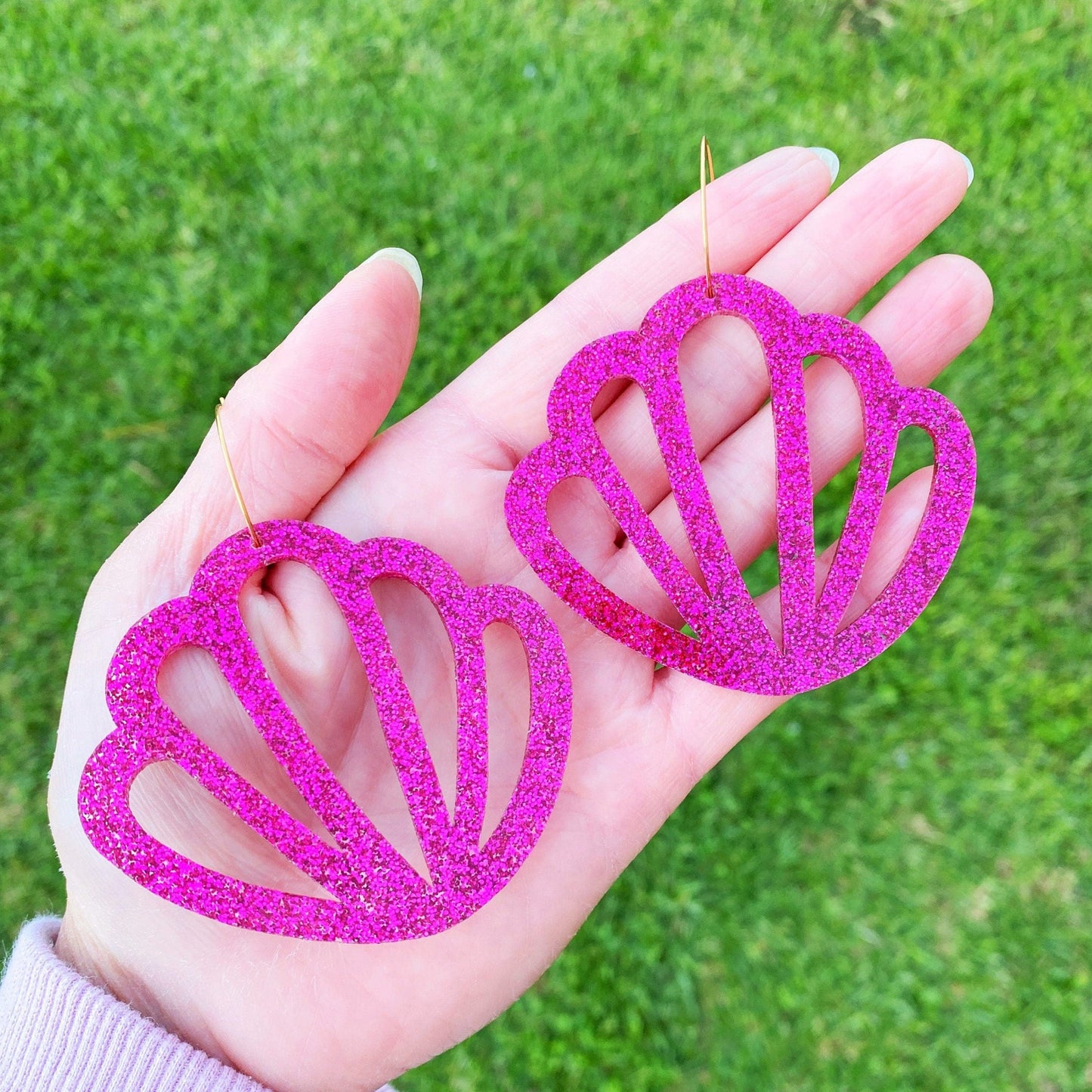 Scallop shell cutout big hoop earrings (purple glitter)