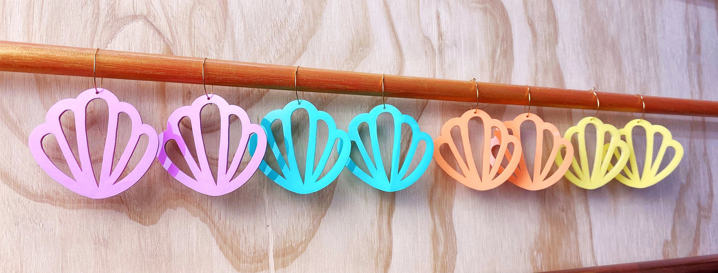 Scallop shell cutout hoop earrings (orange fizz)