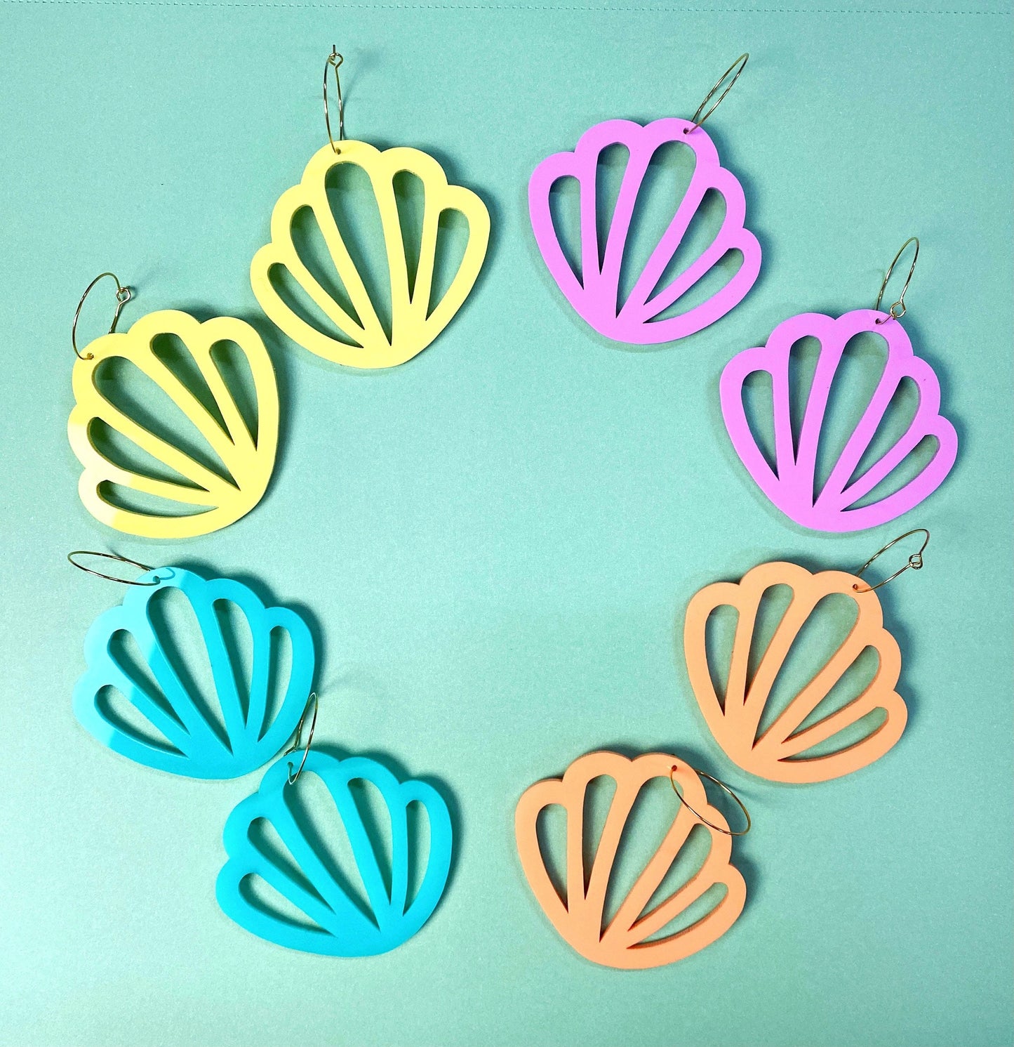 Scallop shell cutout big hoop earrings (purple)