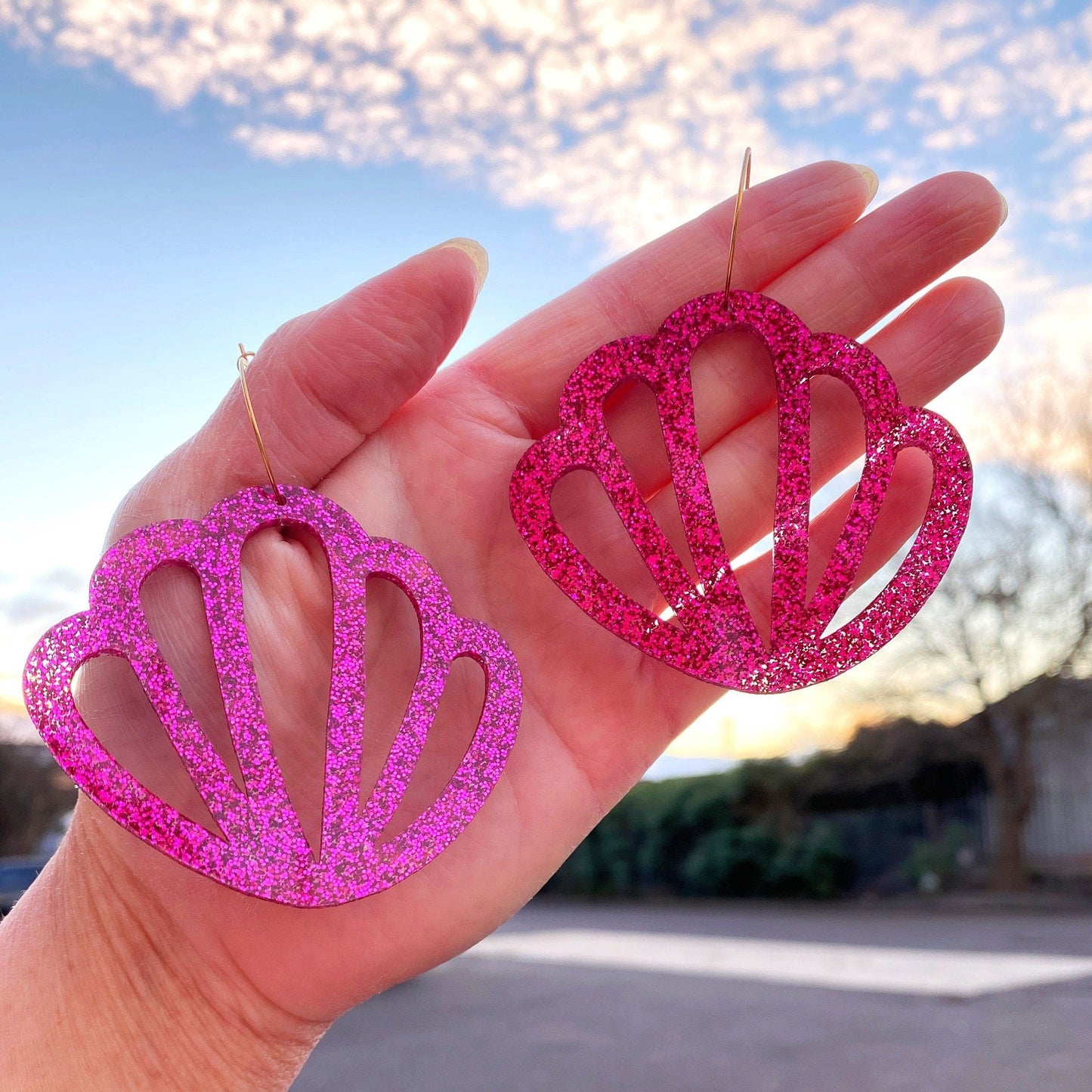 Scallop shell cutout big hoop earrings (purple glitter)