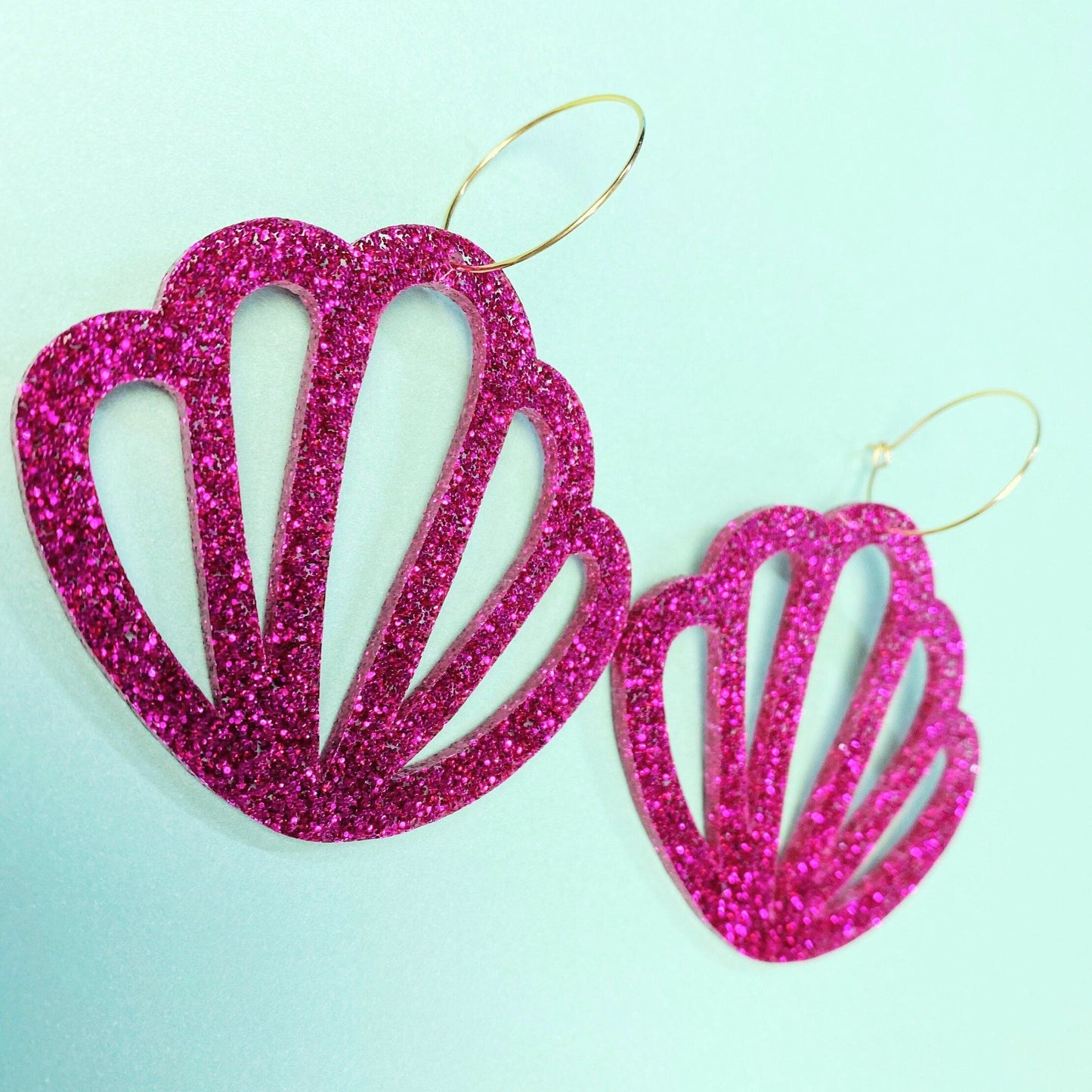 Scallop shell cutout big hoop earrings (purple glitter)