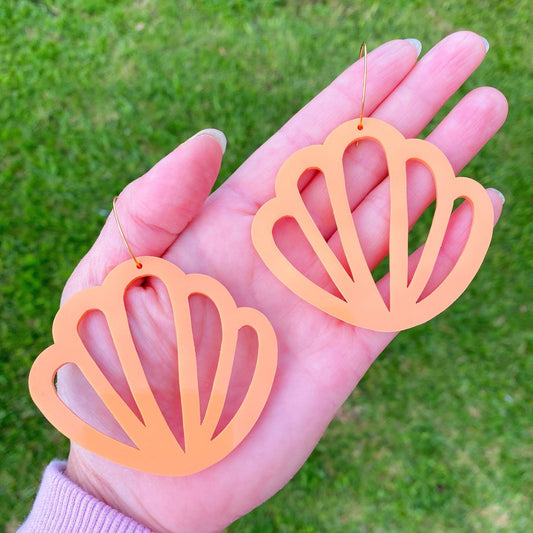 Scallop shell cutout hoop earrings (orange fizz)